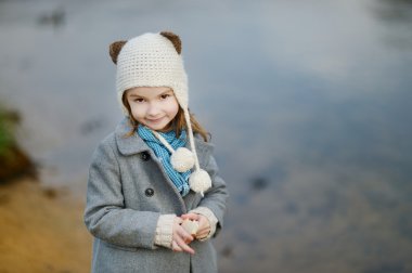 sevimli küçük kız bir nehir tarafından