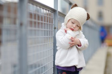 bir bahçesi çok güzel bebek kız