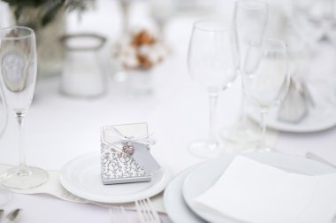 Bir etkinlik ya da düğün resepsiyonu için masa hazır.