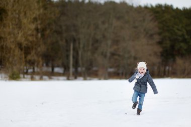 Küçük kız kış günü eğleniyor.