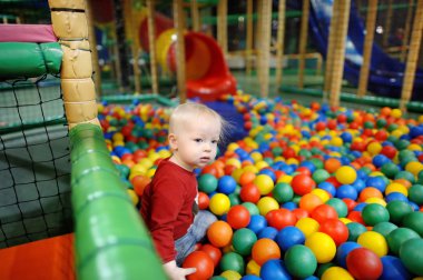 küçük kız parkta eğleniyor