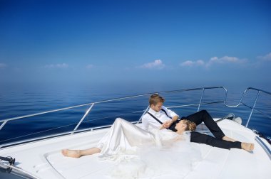 mutlu gelin ve damat bir yatta