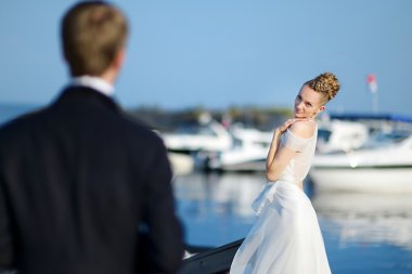 mooie bruid poseren in een haven