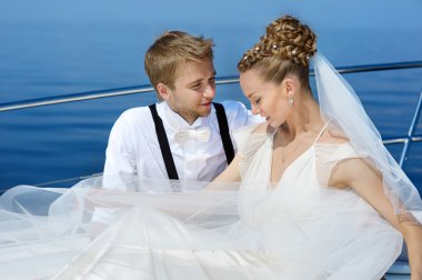 mutlu gelin ve damat bir yatta