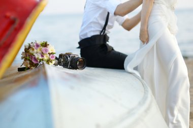 Gelin ve damat bir plajda