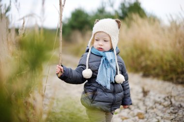 küçük kız sonbahar