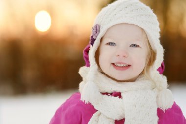 gün batımında sevimli küçük kız