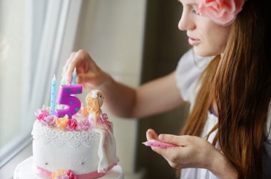 genç anne kızı birhtday pasta süsleme