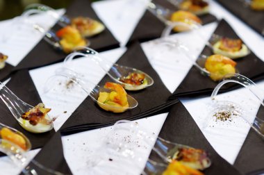 fantezi kaşık üzerinde çeşitli parmak gıda