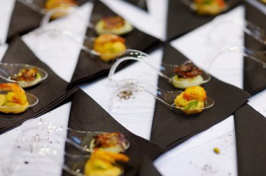 fantezi kaşık üzerinde çeşitli parmak gıda