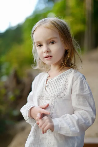 Bedårande liten flicka stående — Stockfoto