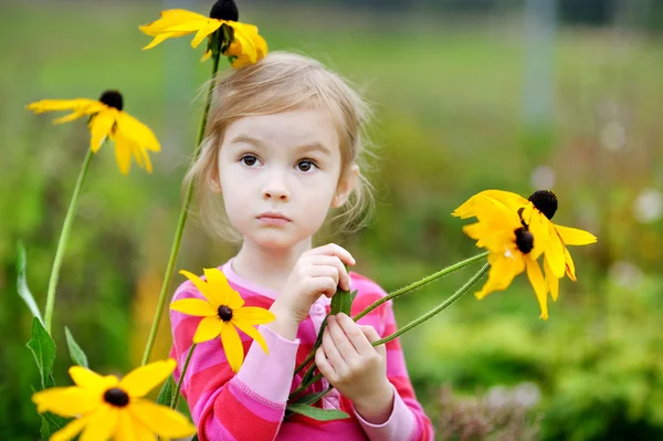 Adorable dziewczyna portret na zewnątrz — Zdjęcie stockowe