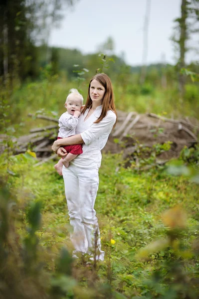 Ung mamma och hennes dotter — Stockfoto