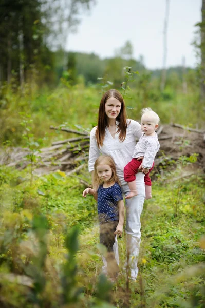 Jonge moeder en haar twee dochters — Stockfoto