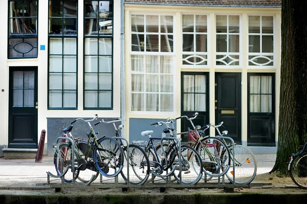 Fahrräder in amsterdam — Stockfoto