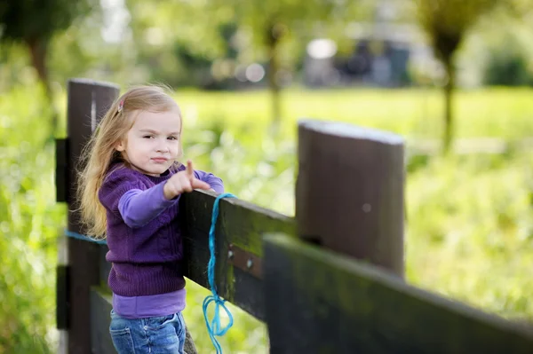 Schattig meisje portret buitenshuis — Stockfoto