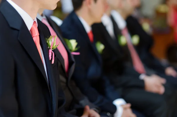 Bruiloft corsages op jas van de bruidegom mens — Stockfoto
