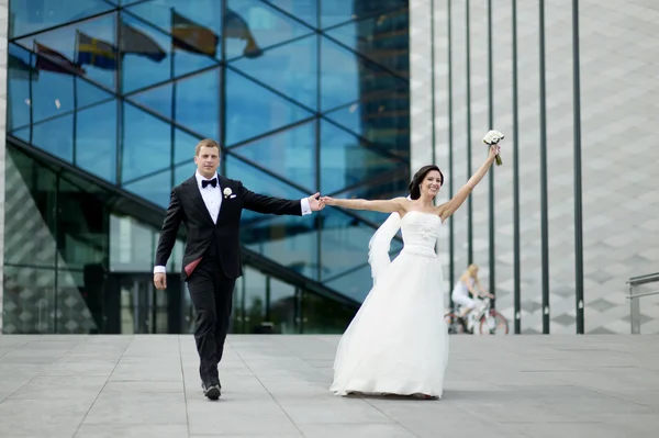 Lyckliga bruden och brudgummen i en stad — Stockfoto