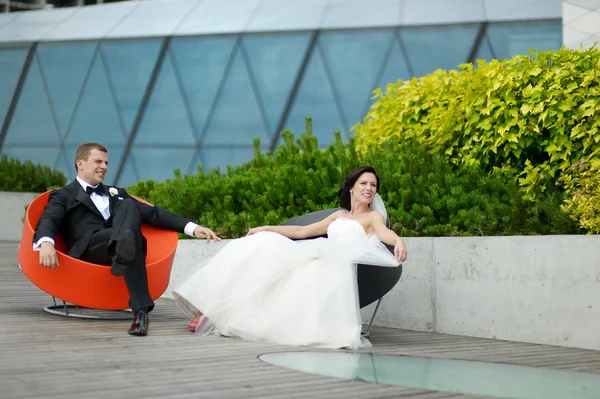 Happy bride and groom — Stock Photo, Image