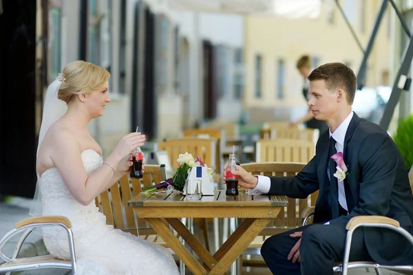 Bruid en bruidegom met een verfrissend drankje — Stockfoto