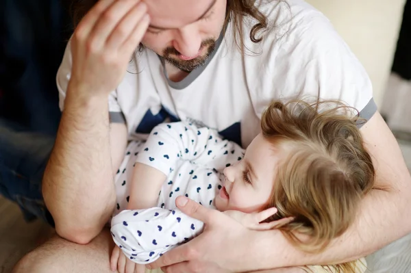 Vader knuffelen zijn dochtertje — Stockfoto