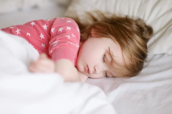 Bedårande liten flicka sover — Stockfoto