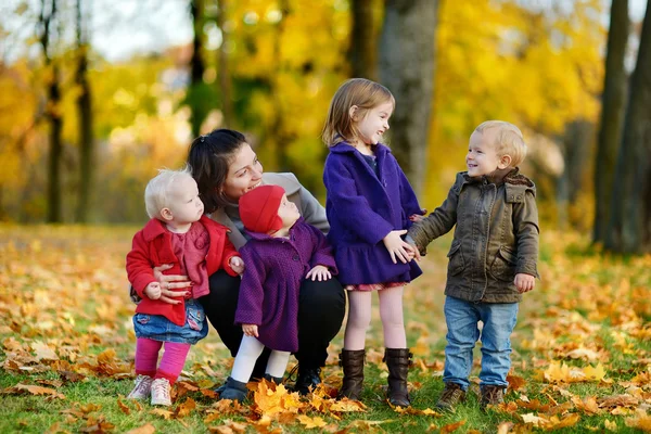 Lycklig familj på vacker höstdag — Stockfoto