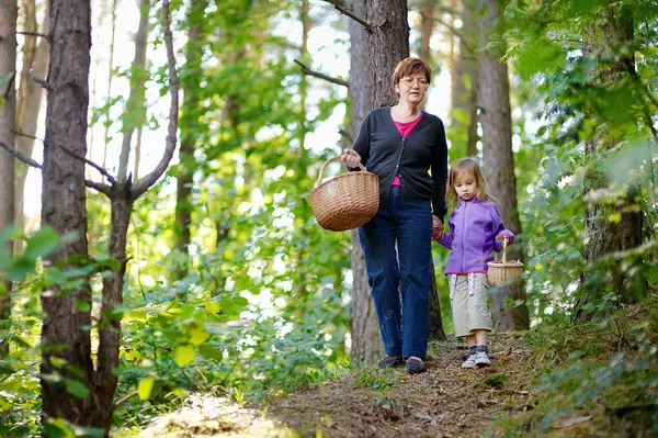 Nagymama és unokája, picking a bogyók — Stock Fotó