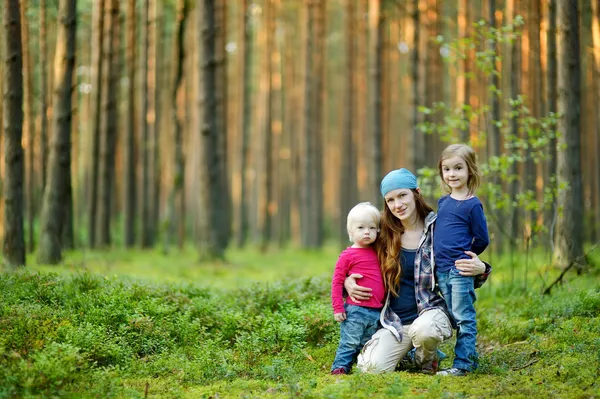 Mladá matka a její dvě malé dcery — Stock fotografie