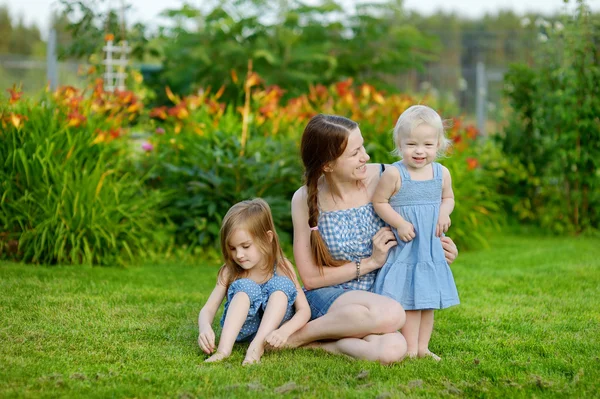 Jovem mãe e suas duas filhas — Fotografia de Stock
