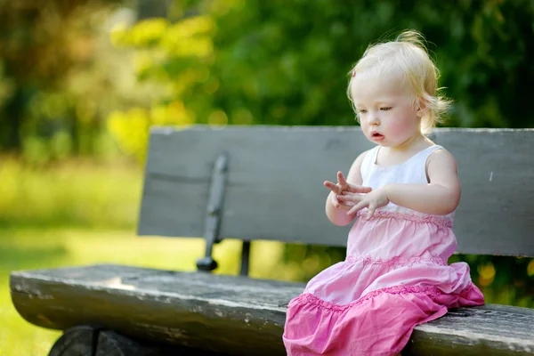 Adorable dziewczyna portret na zewnątrz — Zdjęcie stockowe