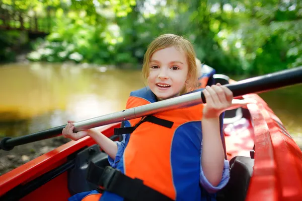 Niña feliz en un kayak en un río — Foto de Stock