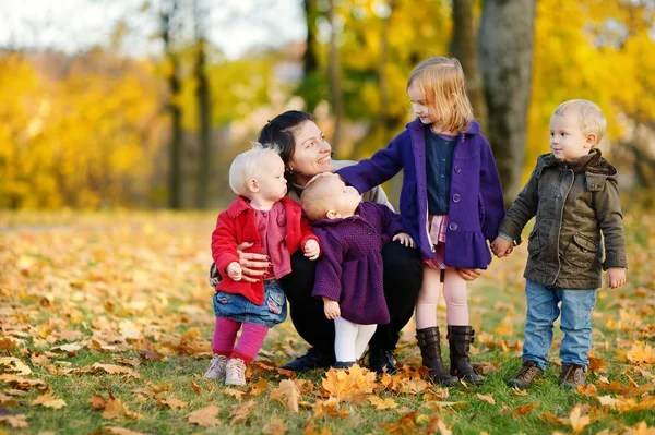 幸福的家庭，在美丽的秋日 — 图库照片