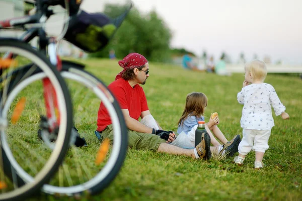 Otec a jeho dcery, piknik v parku — Stock fotografie