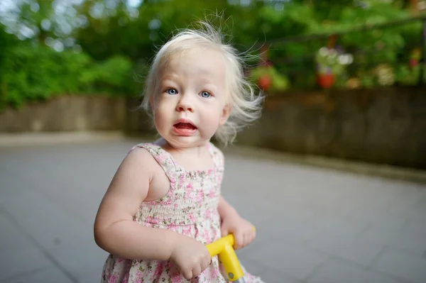 Entzückendes Kleinkind Mädchen macht lustiges Gesicht — Stockfoto