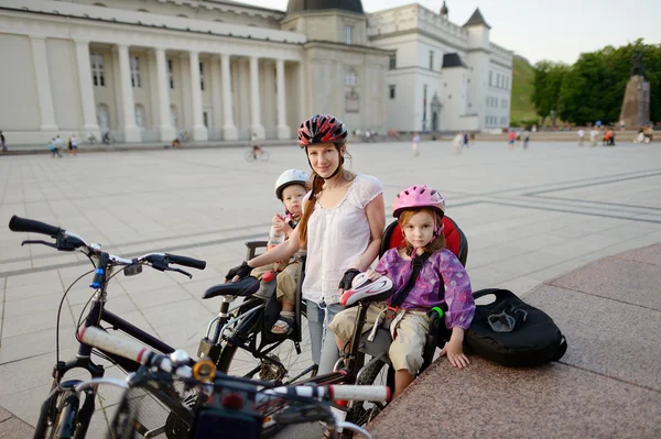 Ciclismo urbano - madre joven en una ciudad — Foto de Stock