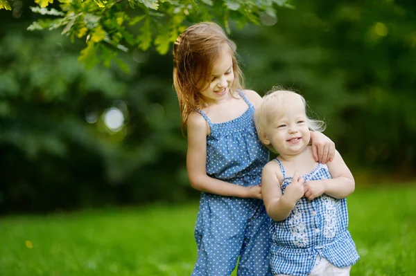 Twee zussen portret buitenshuis — Stockfoto