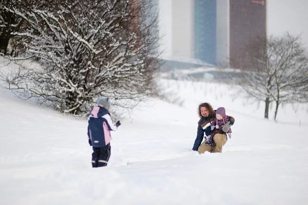 Отец и его дочери веселятся в зимний день — стоковое фото