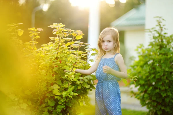 Schattig meisje portret buitenshuis — Stockfoto