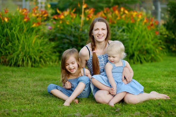 Junge Mutter und ihre beiden Töchter — Stockfoto