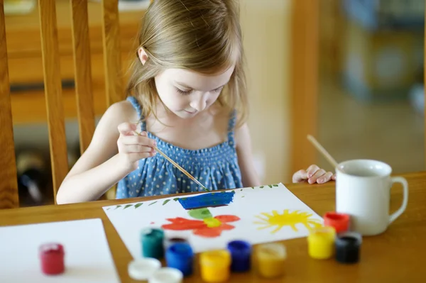 Симпатична дівчина малює фарбами в дошкільному — стокове фото