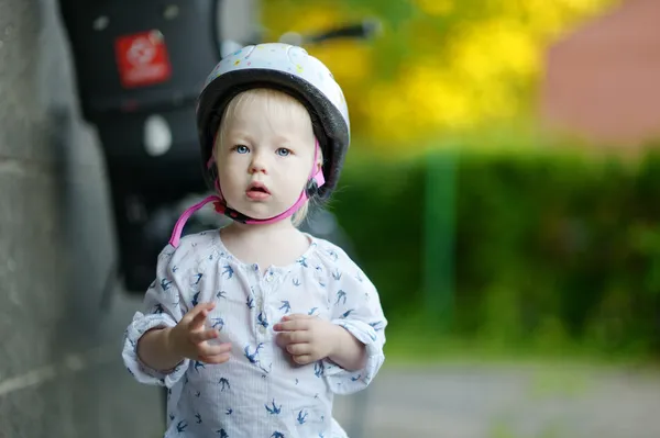Маленькая девочка готова кататься на велосипеде — стоковое фото