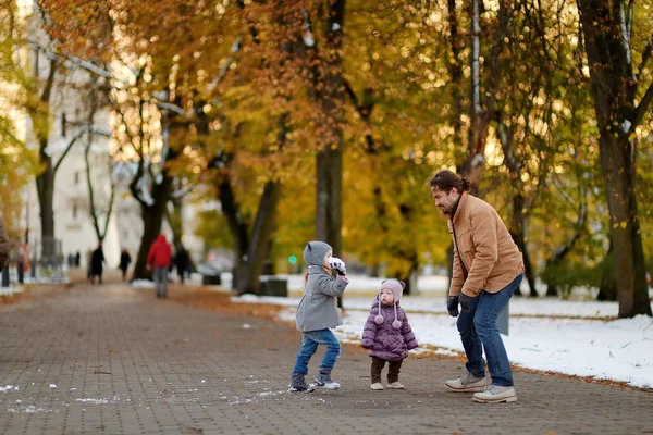 Padre y dos niños se divierten en el día de invierno — Foto de Stock