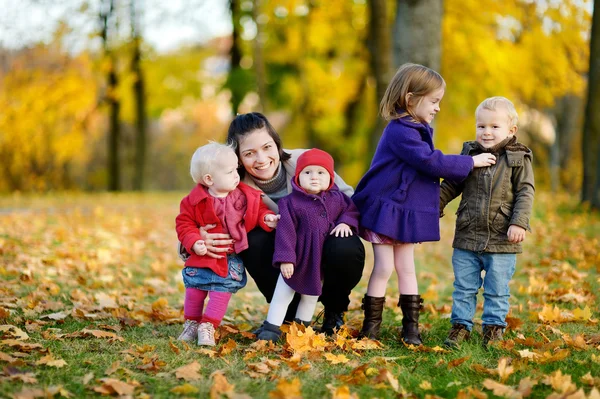 Šťastná rodina na nádherný podzimní den — Stock fotografie