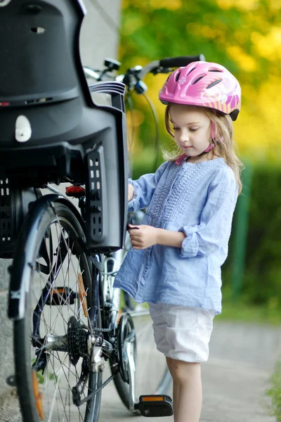 Menina pronta para andar de bicicleta — Fotografia de Stock