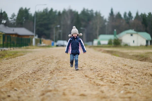 Adorable fille avoir du plaisir sur la fin de l'automne — Photo