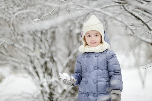 Petite fille s'amuser le jour d'hiver — Photo