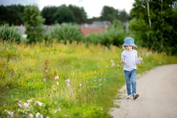 Adorable fille portrait en plein air — Photo