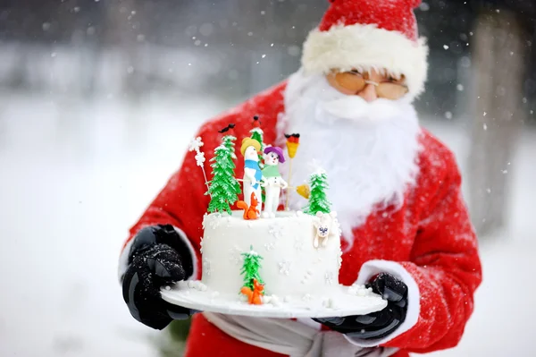 Santa Claus tradicional y un pastel de Navidad — Foto de Stock