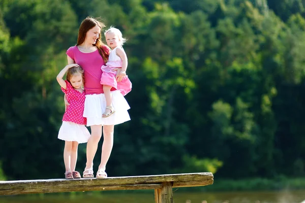 Jonge moeder en haar twee dochters — Stockfoto